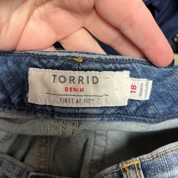 Torrid blue denim jean shirts Sz 18 cut offs raw hem bermuda distressed - Picture 5 of 6